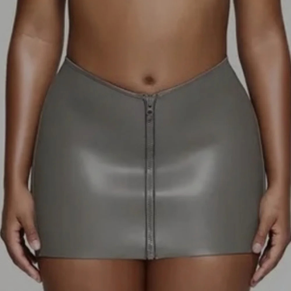 NWT SKIMS RUBBERIZED SCUBA SWIM MINI SKIRT GRAY CHALK size 4X